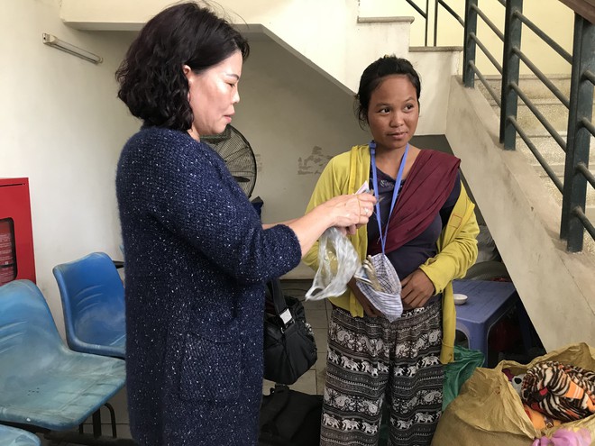 Người mẹ trẻ mang 4 đứa con nheo nhóc từ Quảng Trị ra Hà Nội xin quần áo - Ảnh 1.