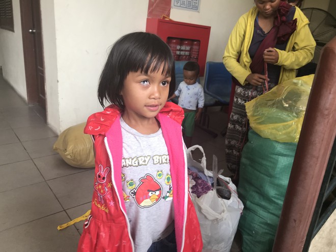 Người mẹ trẻ mang 4 đứa con nheo nhóc từ Quảng Trị ra Hà Nội xin quần áo - Ảnh 2.