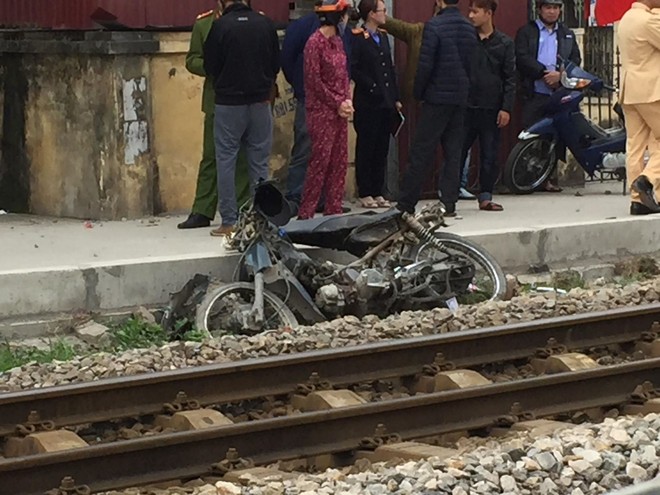 Hà Nội: Qua đường ray bất cẩn, người đàn ông đi xe máy bị tàu hoả kéo lê 20 mét tử vong tại chỗ - Ảnh 2.