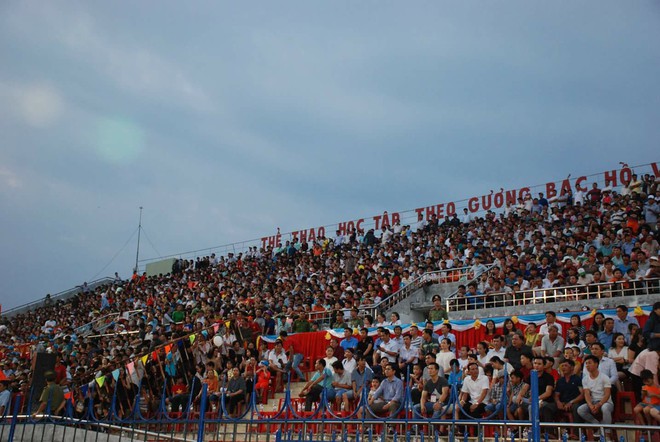 Vỡ sân Bình Phước, fan leo cây xem Xuân Trường, Công Phượng... thi đấu - Ảnh 4.