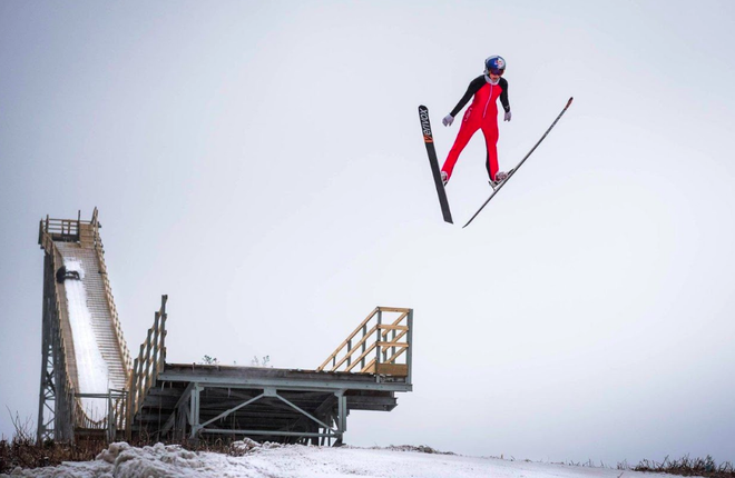 Vì sao vận động viên trượt tuyết có thể bay xa và cao đến thế mà vẫn không hề hấn gì? - Ảnh 5.