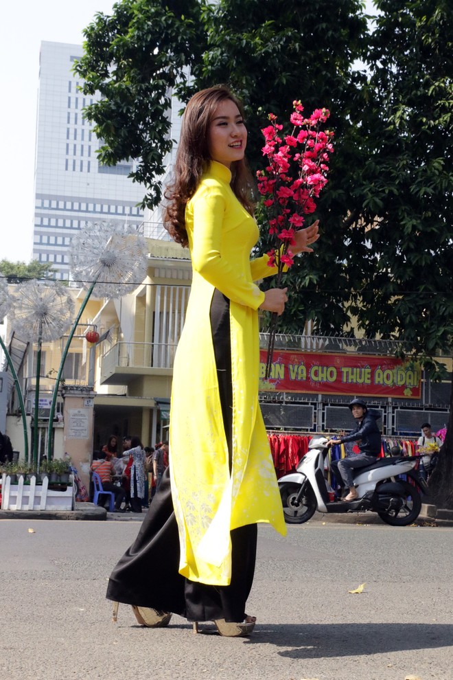 Trai xinh gái đẹp tấp nập chụp hình, xin chữ ở phố Ông Đồ Sài Gòn - Ảnh 17.