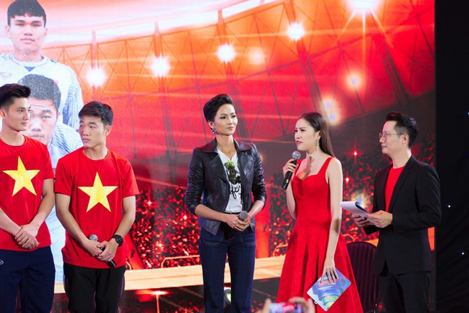 Đứng cạnh Hoa hậu HHen Niê, Xuân Trường lại sử dụng chiêu bài cũ - Ảnh 6.