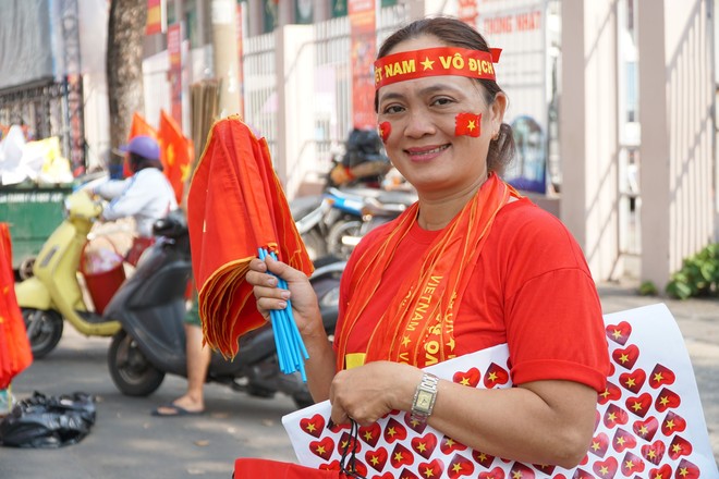 Hàng trăm bạn trẻ Sài Gòn ngồi hàng giờ dưới nắng nóng chờ giao lưu với đội tuyển U23 - Ảnh 5.