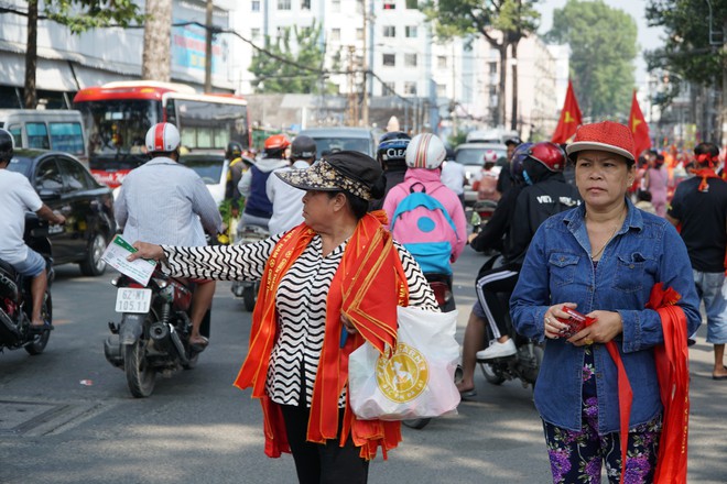 Hàng trăm bạn trẻ Sài Gòn ngồi hàng giờ dưới nắng nóng chờ giao lưu với đội tuyển U23 - Ảnh 6.