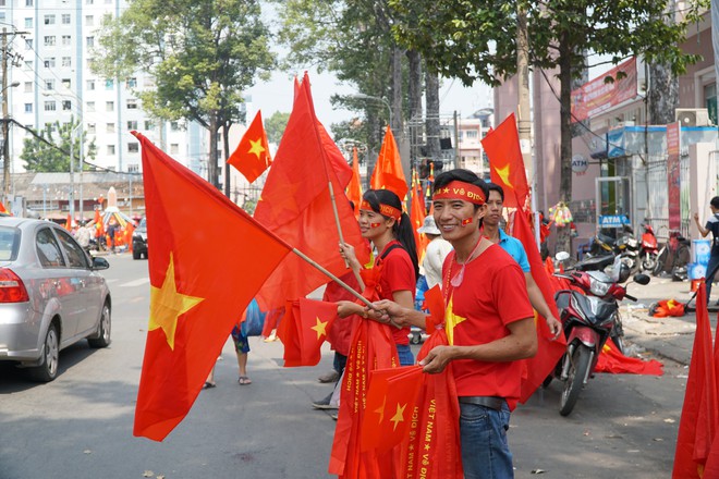 Hàng trăm bạn trẻ Sài Gòn ngồi hàng giờ dưới nắng nóng chờ giao lưu với đội tuyển U23 - Ảnh 4.