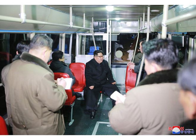 Ông Kim Jong-un và vợ ngồi xe điện dạo phố đêm Bình Nhưỡng - Ảnh 2.