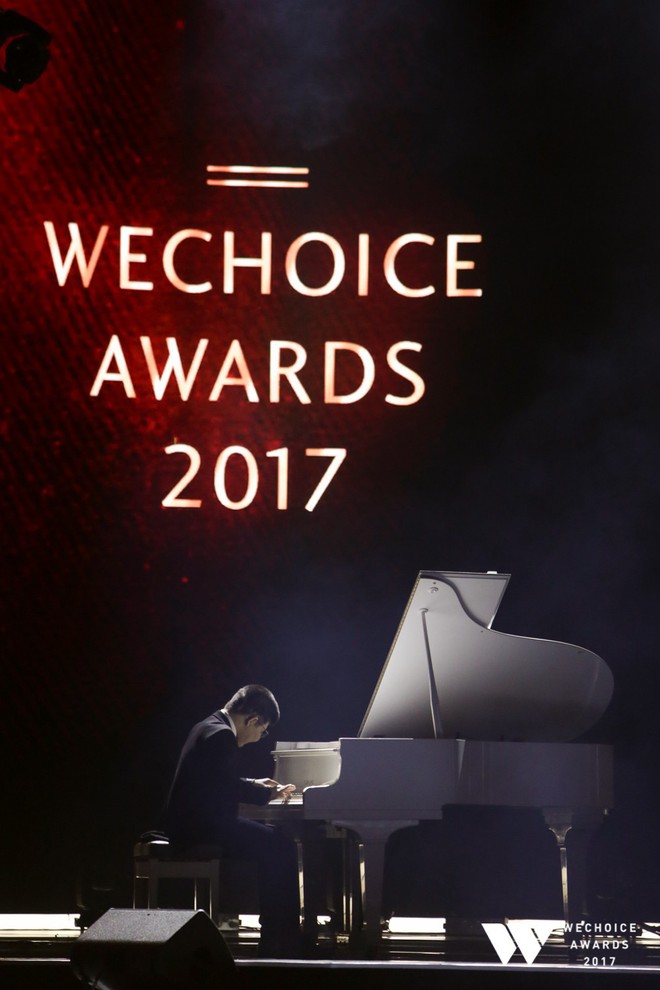 Bé Bôm đánh đàn, Sơn Tùng hát “Remember Me” - sân khấu xúc động đầu tiên của Gala WeChoice Awards 2017 lấy nước mắt hàng nghìn khán giả - Ảnh 2.