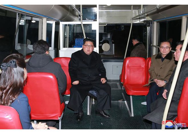 Ông Kim Jong-un và vợ ngồi xe điện dạo phố đêm Bình Nhưỡng - Ảnh 7.