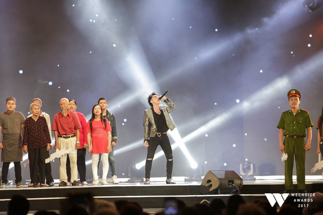 Bé Bôm đánh đàn, Sơn Tùng hát “Remember Me” - sân khấu xúc động đầu tiên của Gala WeChoice Awards 2017 lấy nước mắt hàng nghìn khán giả - Ảnh 5.