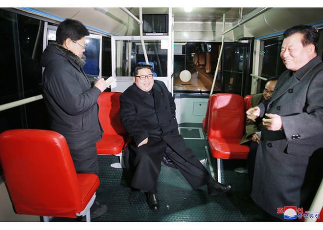 Ông Kim Jong-un và vợ ngồi xe điện dạo phố đêm Bình Nhưỡng - Ảnh 5.