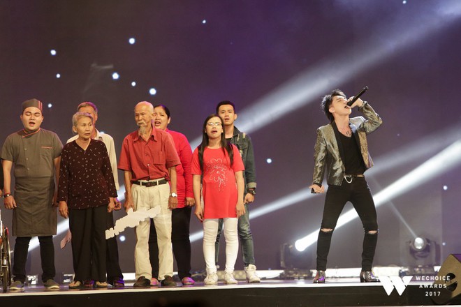 Bé Bôm đánh đàn, Sơn Tùng hát “Remember Me” - sân khấu xúc động đầu tiên của Gala WeChoice Awards 2017 lấy nước mắt hàng nghìn khán giả - Ảnh 6.