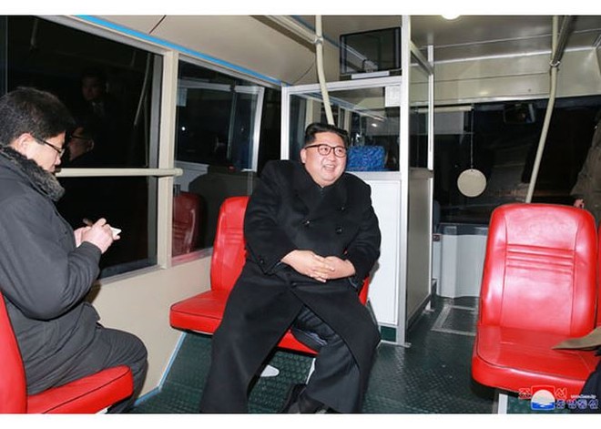 Ông Kim Jong-un và vợ ngồi xe điện dạo phố đêm Bình Nhưỡng - Ảnh 3.