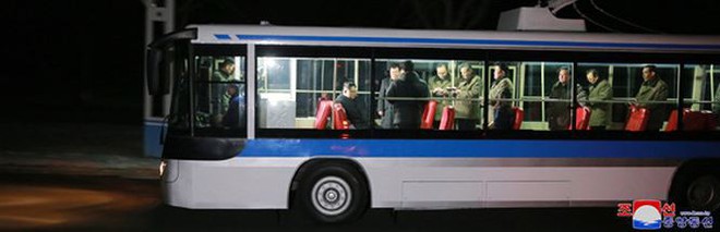 Ông Kim Jong-un và vợ ngồi xe điện dạo phố đêm Bình Nhưỡng - Ảnh 8.