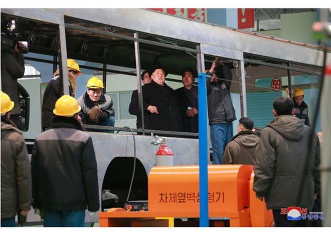 Ông Kim Jong-un và vợ ngồi xe điện dạo phố đêm Bình Nhưỡng - Ảnh 9.