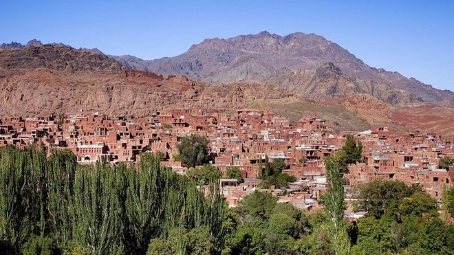 Ngôi làng bằng bùn đỏ nằm giữa sa mạc và núi đá từ thế kỷ 7 - Ảnh 1.