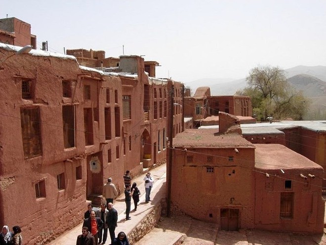 Ngôi làng bằng bùn đỏ nằm giữa sa mạc và núi đá từ thế kỷ 7 - Ảnh 10.