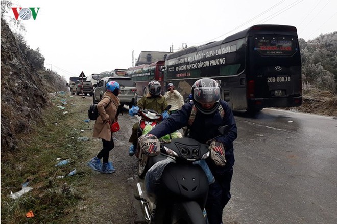 Băng tuyết gây ách tắc quốc lộ 4D nối Lai Châu - Lào Cai - Ảnh 10.