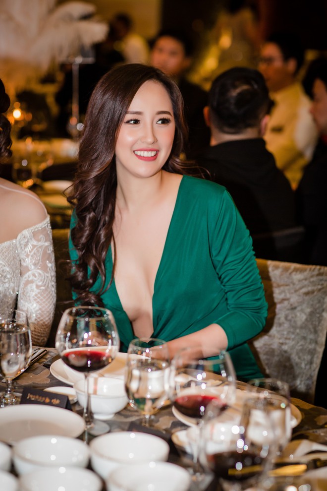 Hoa hậu Mai Phương Thúy mặc quá sexy trong thời tiết buốt giá - Ảnh 5.