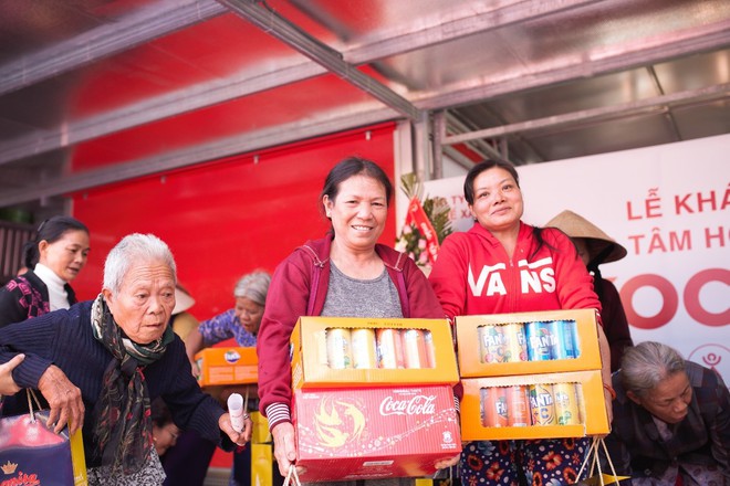 Những cánh én Coca-Cola trao gửi lời chúc Tết vẹn yêu thương - Ảnh 1.