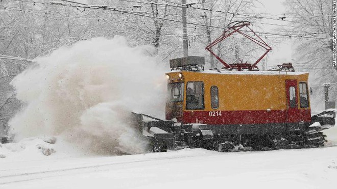 Tận mắt chứng kiến những hình ảnh khắc nghiệt từ trận tuyết rơi kỷ lục tại Moscow - Ảnh 5.