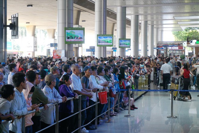 Sân bay Tân Sơn Nhất vỡ trận vì người đi đón Việt kiều - Ảnh 1.