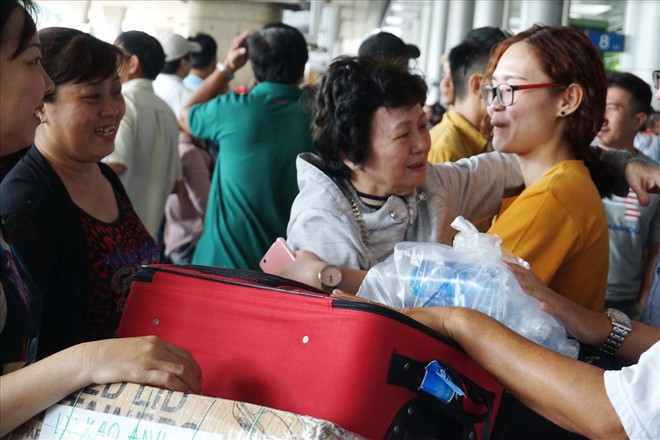 Sân bay Tân Sơn Nhất vỡ trận vì người đi đón Việt kiều - Ảnh 16.