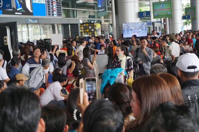 Sân bay Tân Sơn Nhất vỡ trận vì người đi đón Việt kiều - Ảnh 17.