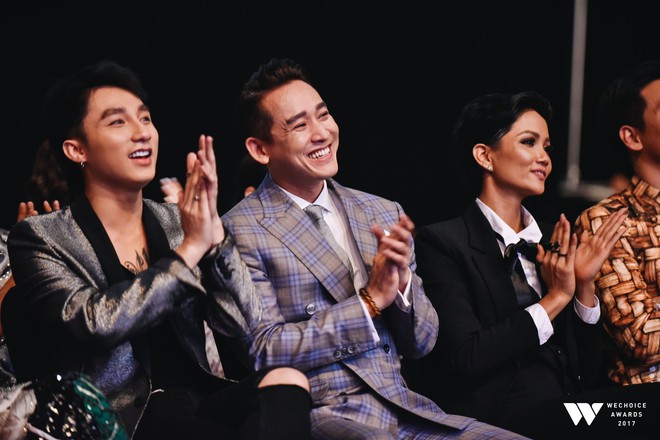 Sơn Tùng M-TP “nũng nịu” tựa đầu vào vai Hứa Vĩ Văn trong đêm trao giải WeChoice Awards 2017 - Ảnh 3.