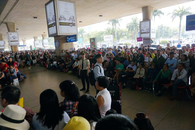 Sân bay Tân Sơn Nhất vỡ trận vì người đi đón Việt kiều - Ảnh 9.