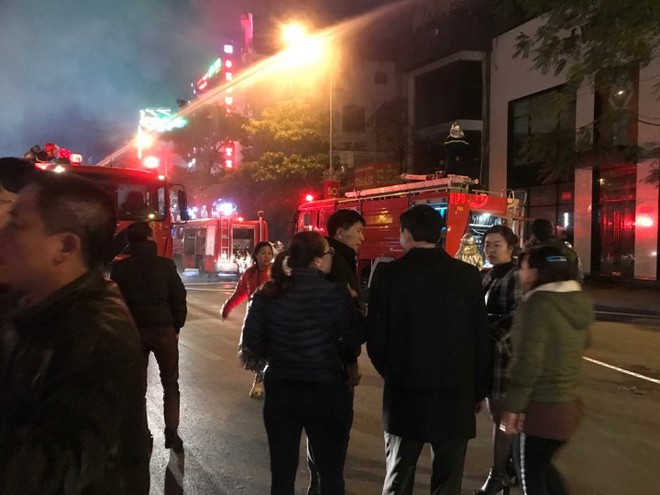 Cháy lớn trên phố Trần Duy Hưng - Ảnh 3.