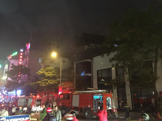Cháy lớn trên phố Trần Duy Hưng - Ảnh 10.