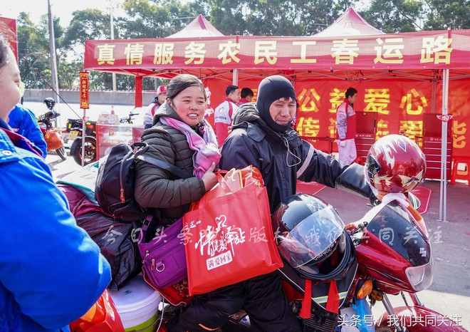 Ngán ngẩm cảnh đông đúc tại nhà xe bến tàu, hàng chục nghìn người Trung Quốc phượt trăm km về quê ăn Tết - Ảnh 13.