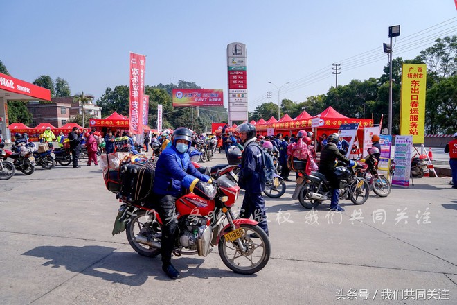 Ngán ngẩm cảnh đông đúc tại nhà xe bến tàu, hàng chục nghìn người Trung Quốc phượt trăm km về quê ăn Tết - Ảnh 3.