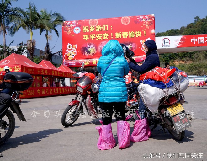 Ngán ngẩm cảnh đông đúc tại nhà xe bến tàu, hàng chục nghìn người Trung Quốc phượt trăm km về quê ăn Tết - Ảnh 4.
