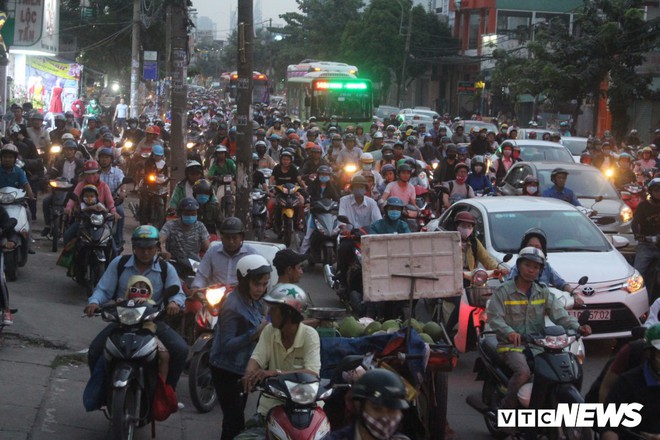 Sân bay, bến xe, ga tàu ở TP.HCM đông nghịt người về quê ăn Tết - Ảnh 4.