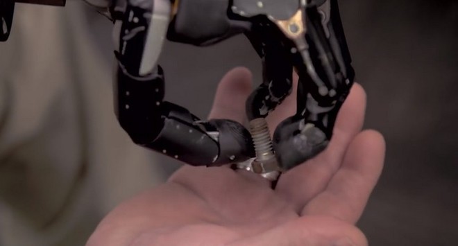 Người đàn ông đầu tiên trên thế giới sống với cánh tay robot điều khiển bằng trí não - Ảnh 6.