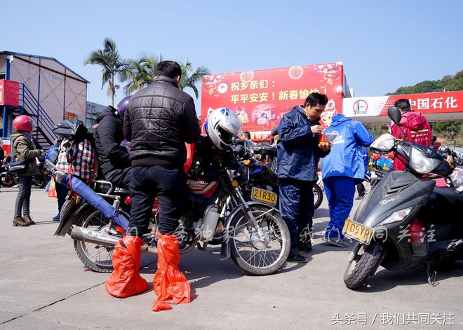 Ngán ngẩm cảnh đông đúc tại nhà xe bến tàu, hàng chục nghìn người Trung Quốc phượt trăm km về quê ăn Tết - Ảnh 8.