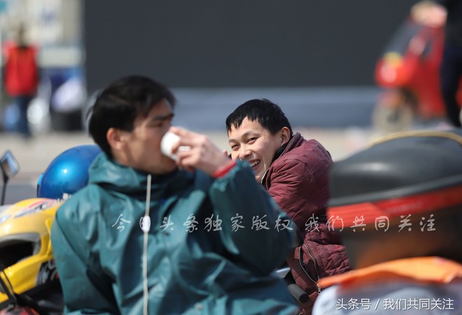 Ngán ngẩm cảnh đông đúc tại nhà xe bến tàu, hàng chục nghìn người Trung Quốc phượt trăm km về quê ăn Tết - Ảnh 9.