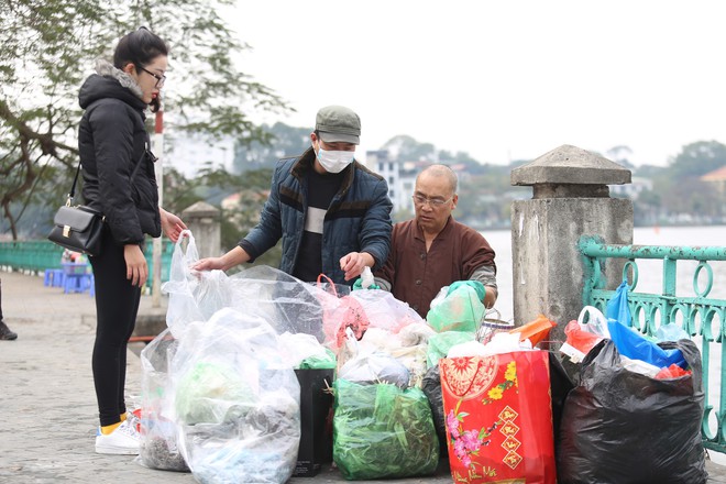 Sư thầy 10 năm giúp người dân thả cá phóng sinh ở Hồ Tây - Ảnh 2.