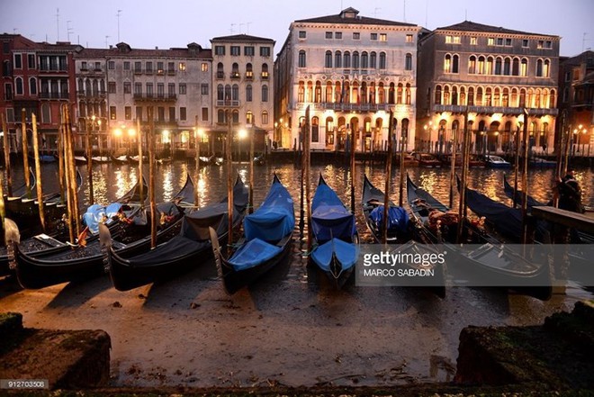 Ảnh: Kênh đào nổi tiếng ở Venice khi không có nước - Ảnh 1.