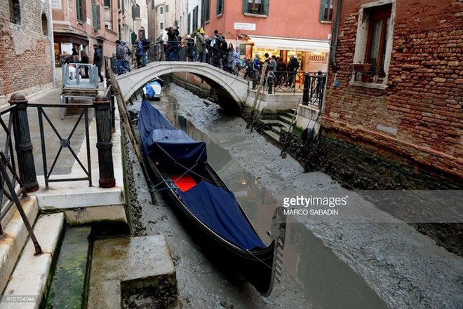 Ảnh: Kênh đào nổi tiếng ở Venice khi không có nước - Ảnh 7.