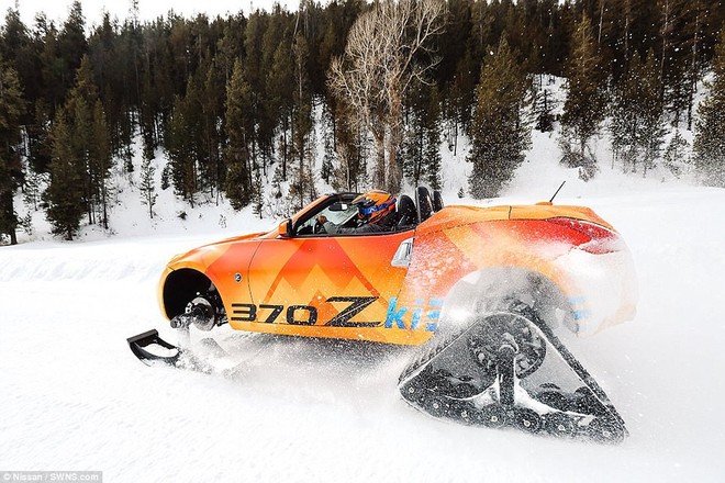 Siêu xe gắn ván trượt tuyết dưới bánh xe đi trong mùa đông khắc nghiệt - Ảnh 2.