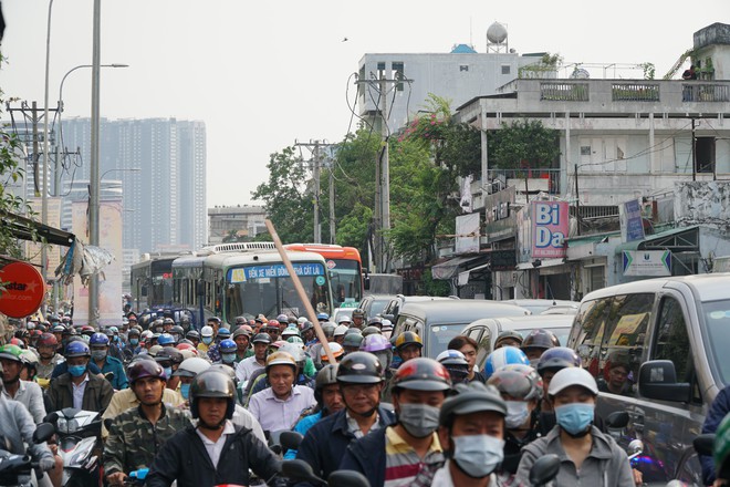 Người dân ùn ùn về quê ăn Tết, các tuyến đường Sài Gòn kẹt cứng - Ảnh 1.