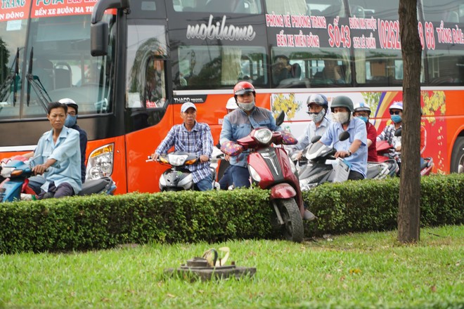 Người dân ùn ùn về quê ăn Tết, các tuyến đường Sài Gòn kẹt cứng - Ảnh 12.