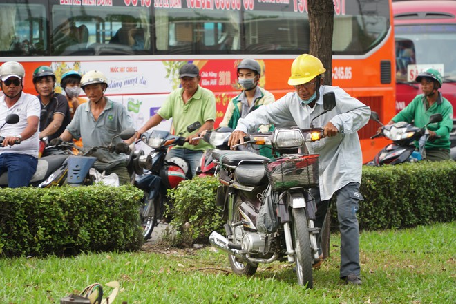 Người dân ùn ùn về quê ăn Tết, các tuyến đường Sài Gòn kẹt cứng - Ảnh 13.