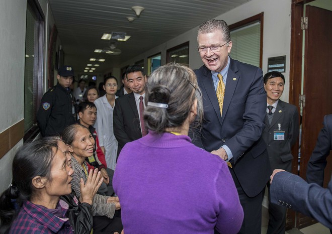 Lính thủy đánh bộ tháp tùng Đại sứ Mỹ thăm bệnh nhi ở Viện Huyết học-Truyền máu Trung ương - Ảnh 7.