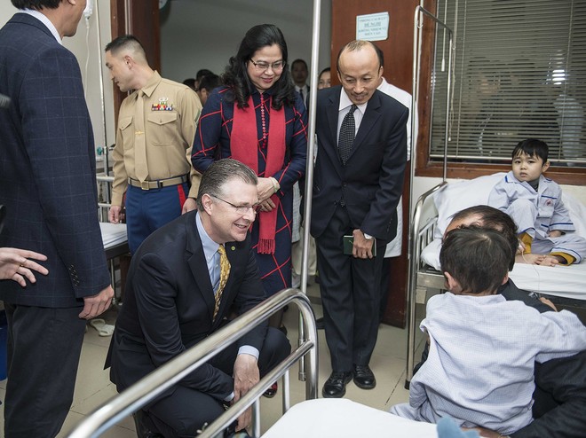 Lính thủy đánh bộ tháp tùng Đại sứ Mỹ thăm bệnh nhi ở Viện Huyết học-Truyền máu Trung ương - Ảnh 8.
