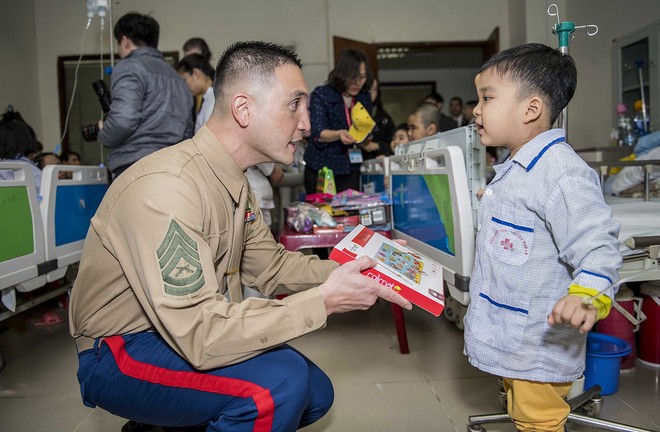 Lính thủy đánh bộ tháp tùng Đại sứ Mỹ thăm bệnh nhi ở Viện Huyết học-Truyền máu Trung ương - Ảnh 15.