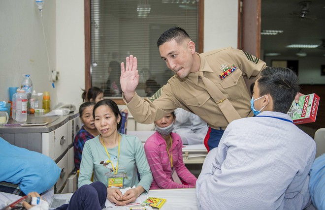 Lính thủy đánh bộ tháp tùng Đại sứ Mỹ thăm bệnh nhi ở Viện Huyết học-Truyền máu Trung ương - Ảnh 18.